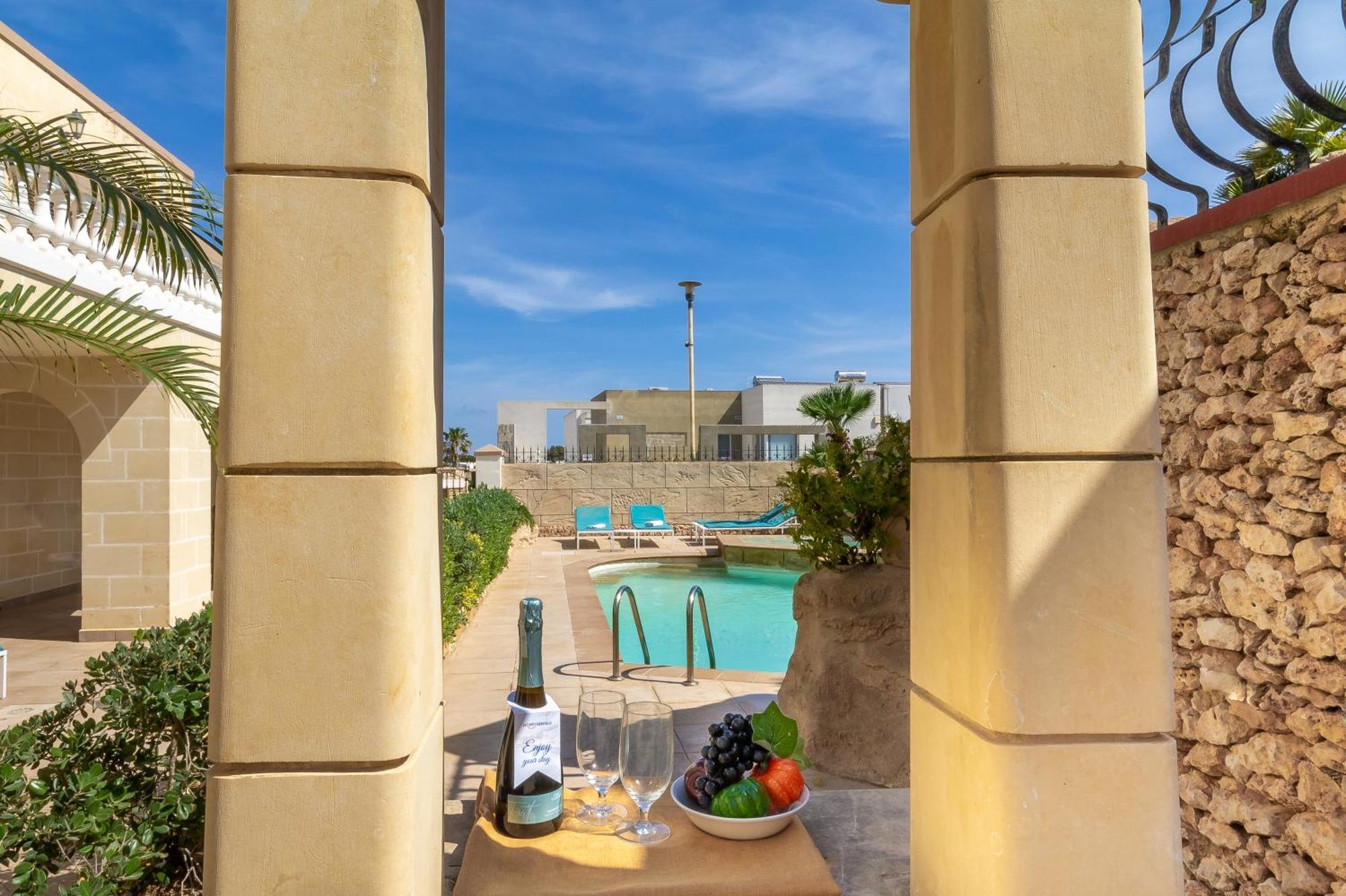 Villa & Pool Apartments In Mellieha Bay エクステリア 写真